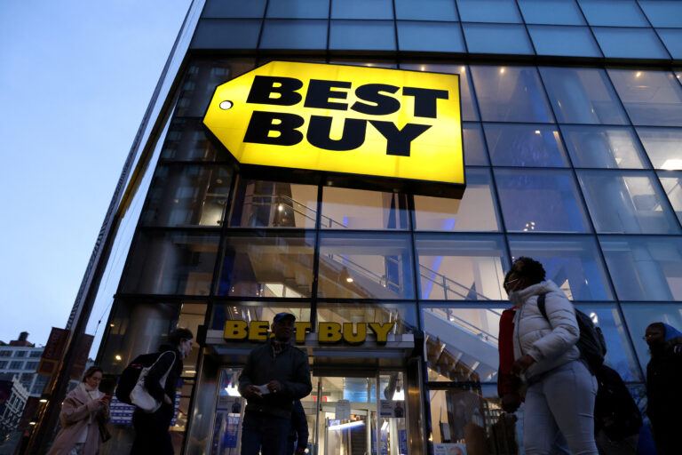 Logotipo de Best Buy en el edificio