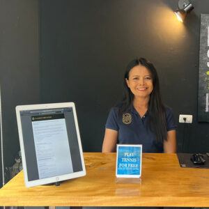 Mujer en una mesa con productos InVue en SiamSportsPro