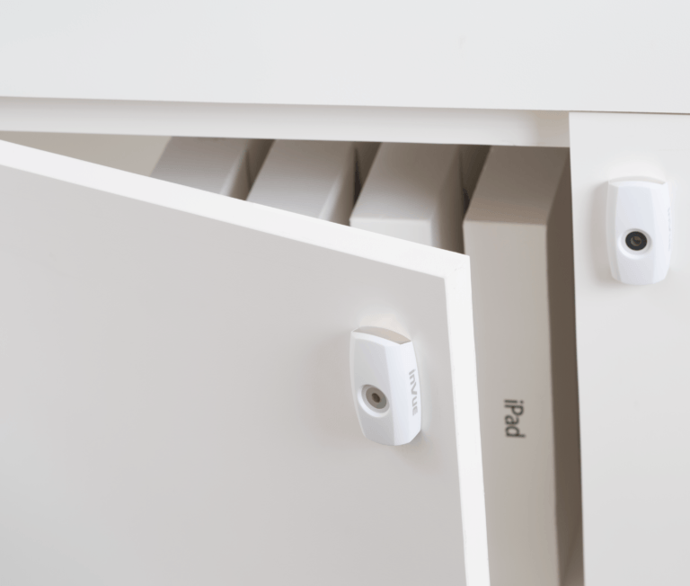 InVue Smart Cam Lock en blanco, diseñado para soluciones de seguridad avanzadas