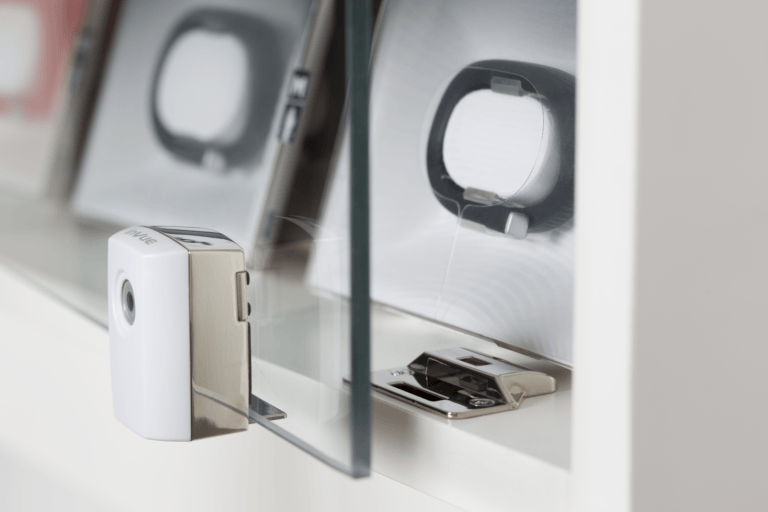 InVue Smart Showcase Lock en blanco, diseñado para soluciones de seguridad avanzadas