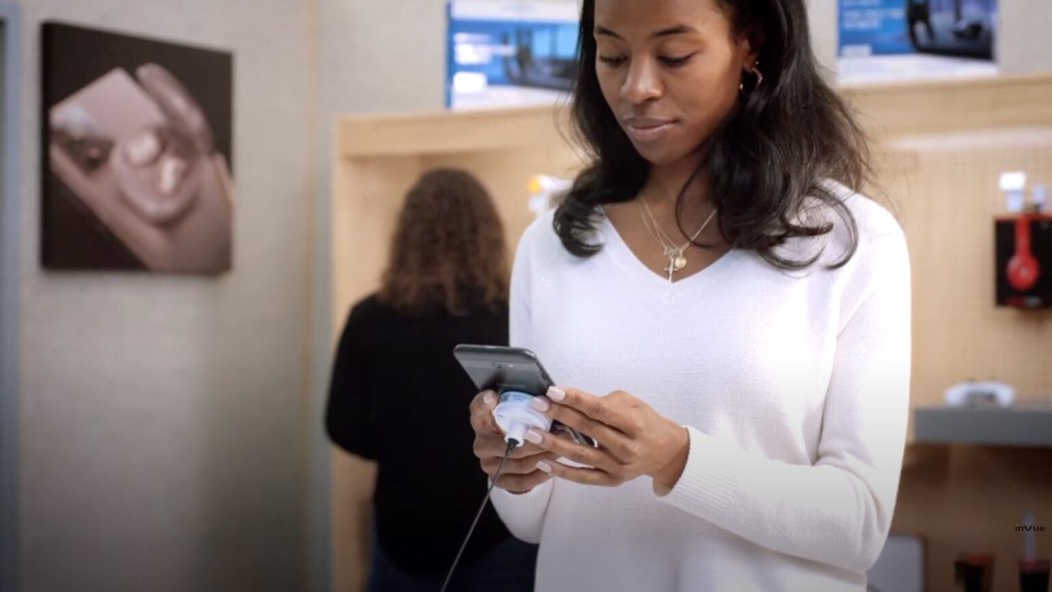 Mujer sosteniendo un teléfono con OnePOD