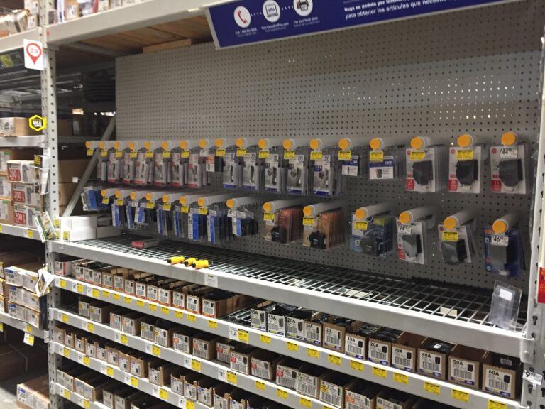 Pared de productos seguros en una ferretería de bricolaje