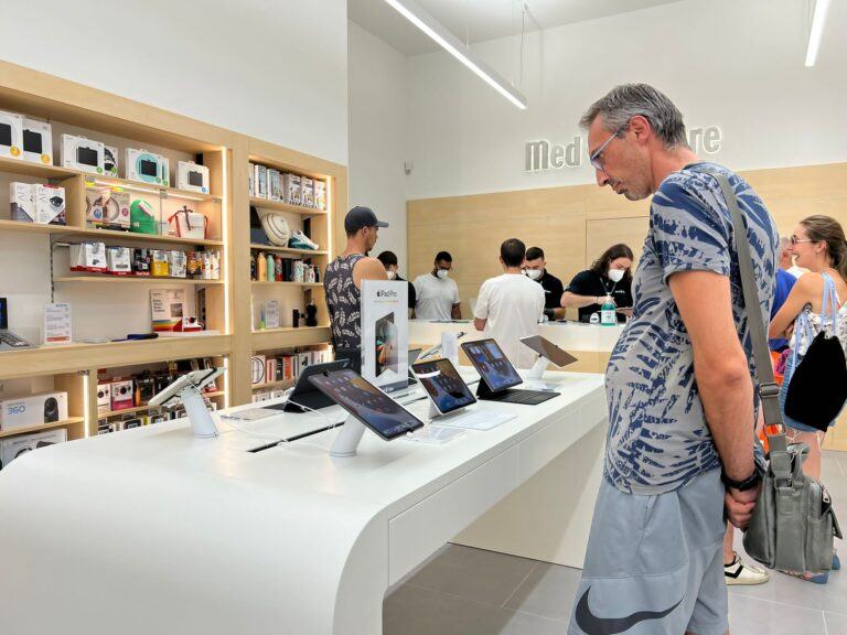 LIVE OnePOD Exposición de teléfonos y iPads en una tienda italiana