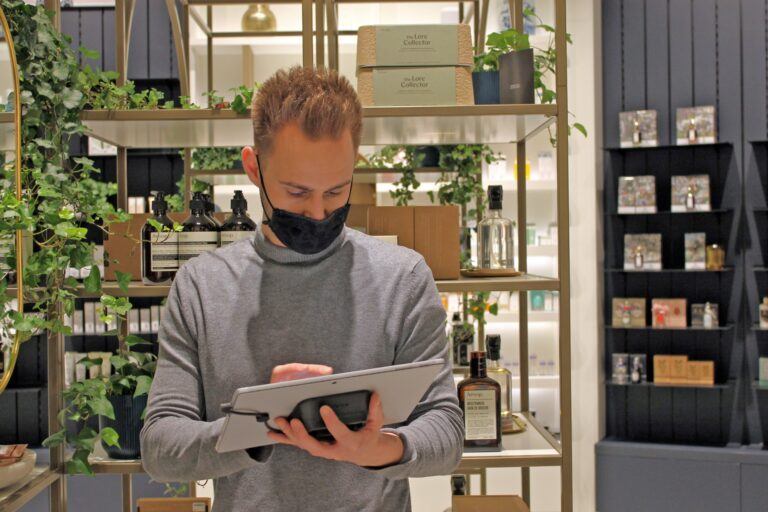 Hombre con mascarilla utilizando una solución de pastillas NE360 en Skins Cosmetics