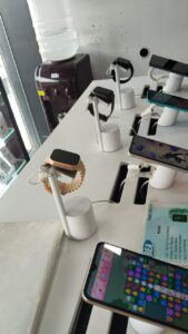 Smartwatches y tabletas en pantallas seguras InVue