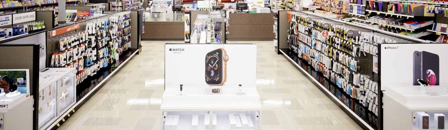 Expositor de smartwatches en una tienda