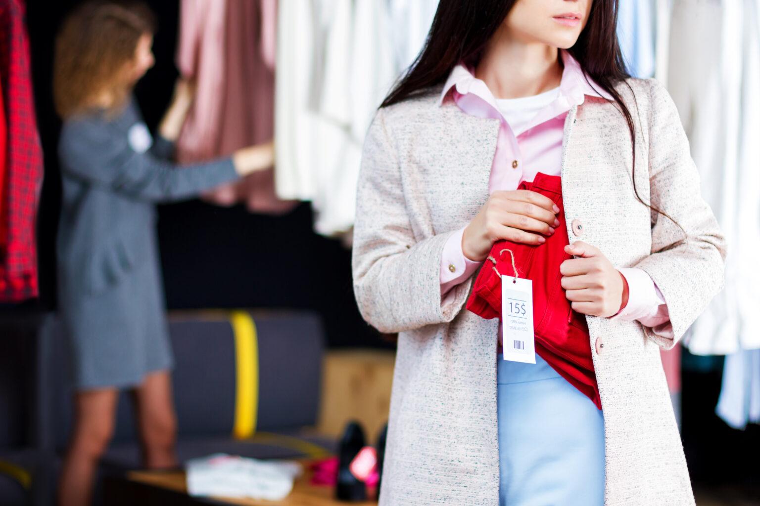 Primer plano de mujer joven está robando jeans rojos