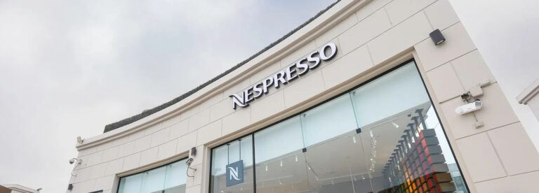 InVue NE150: Una combinación perfecta de seguridad y estilo para la tienda de Nespresso en el Jockey Plaza