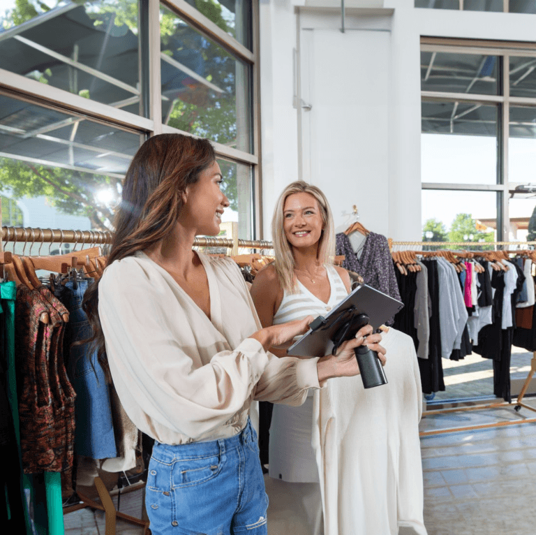 TPV en tienda con dos mujeres