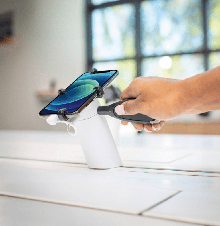 Persona que desbloquea One60 utilizando OneKEY