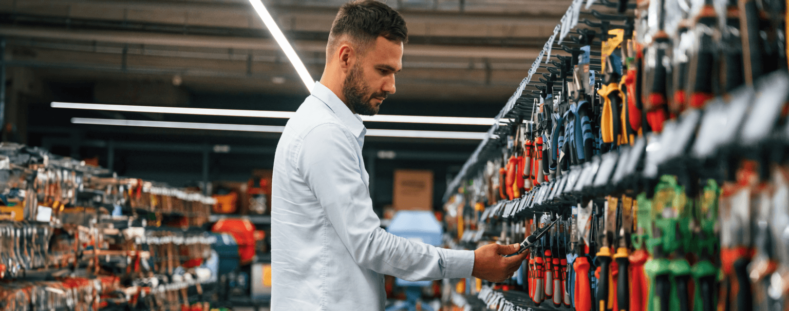 Un hombre compra provisiones antes del huracán