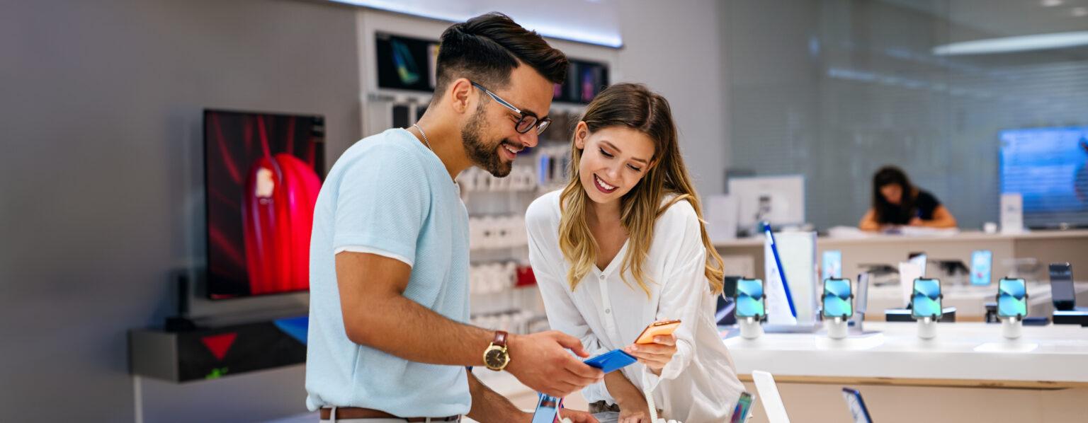 Hombre y mujer comprando smartphones