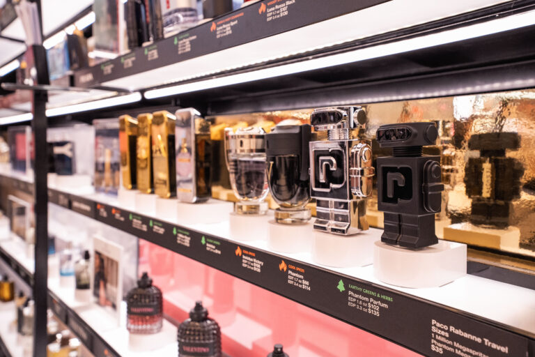 Estantería con muestras de cosméticos fijadas mediante expositores de seguridad