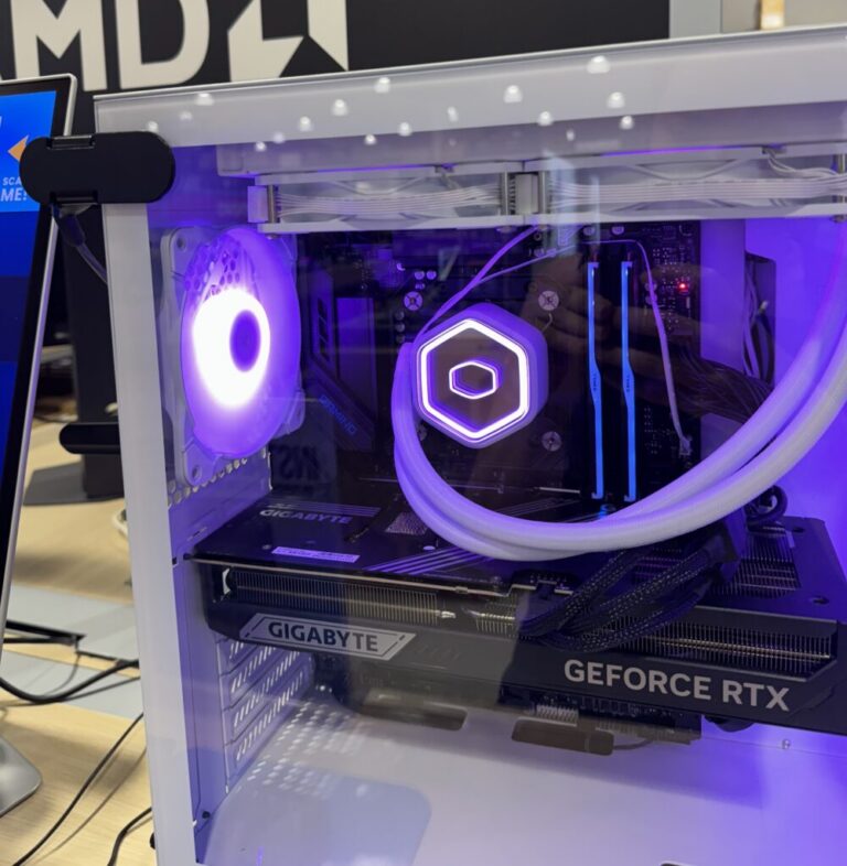 Bloqueo de sobremesa para asegurar una torre de ordenador para videojuegos con memoria RAM y tarjeta gráfica instaladas